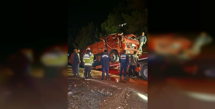 Tarsus'ta devrilen kamyon, 2 kişinin yaralanmasına neden oldu