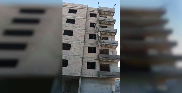 Tarsus'ta inşaat işçileri iskeleden düştü; 1 ölü, 1 yaralı