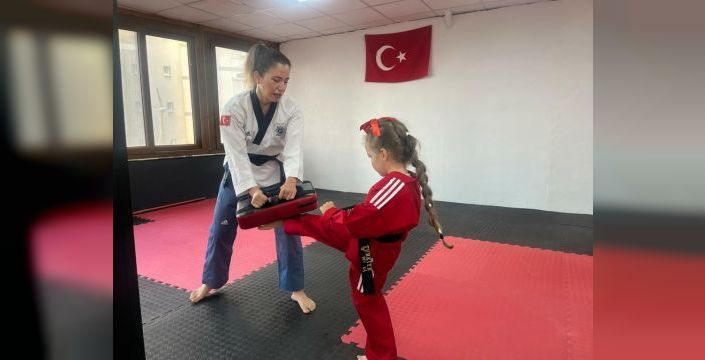 Tekvandocu anne, kızını antrenman arkadaşı yaptı