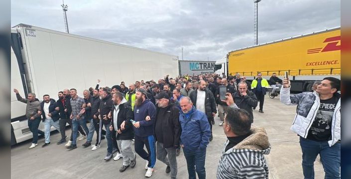 TIR şoförleri vize için sınır kapılarında kontak kapattı
