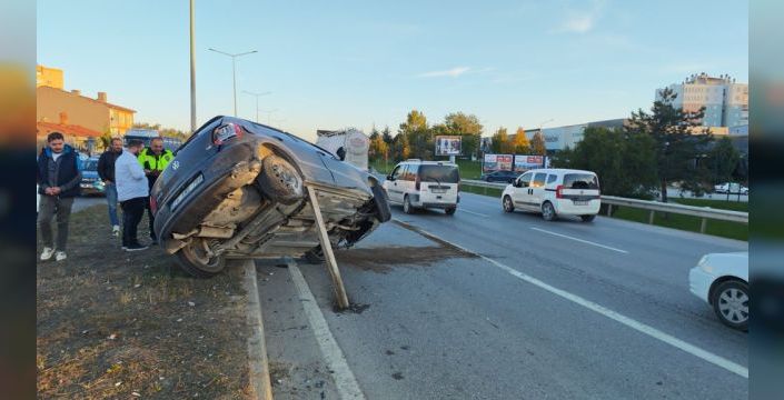 Tırla çarpışan otomobil devrildi, sürücü yaralandı