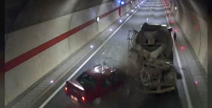 Trabzon'daki tünelde otomobil, beton mikserine çarptı