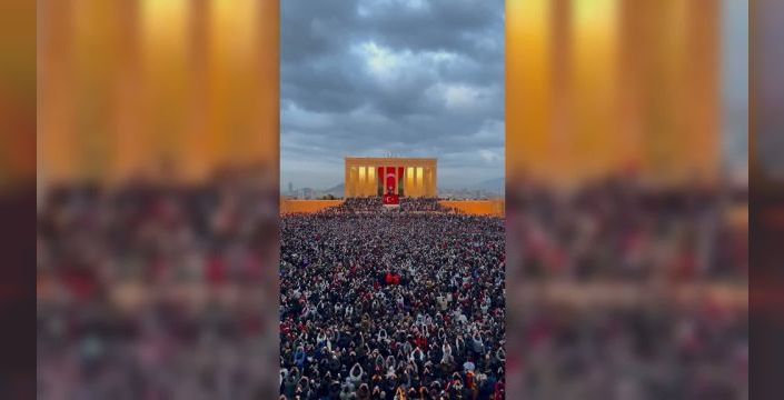 Türk Yıldızları'ndan Anıtkabir'e Cumhuriyet saygı uçuşu