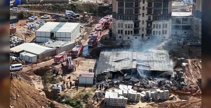 Tuzla'daki işçi konteynerlerinde çıkan yangın kontrol altına alındı