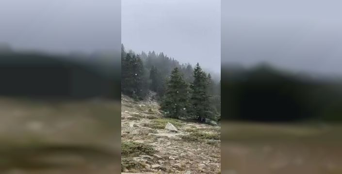 Uludağ'da kısa süreli kar yağışı etkili oldu