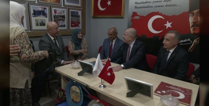 Ümit Özdağ, Antalya'daki şehit aileleri derneğini ziyaret etti