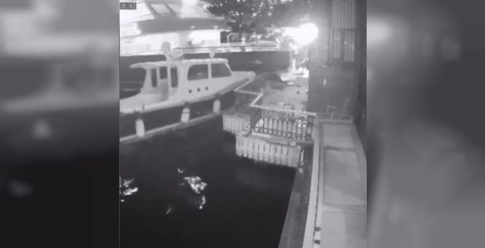 Üsküdar'da yolcu vapuru yalıya çarptı