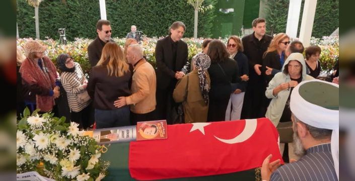 Usta oyuncu Göksel Arsoy, son yolculuğuna uğurlandı