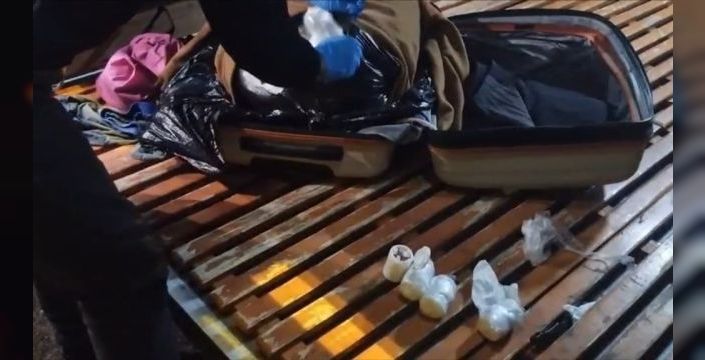 Valizdeki kazak içinde 15 bin uyuşturucu hap bulundu