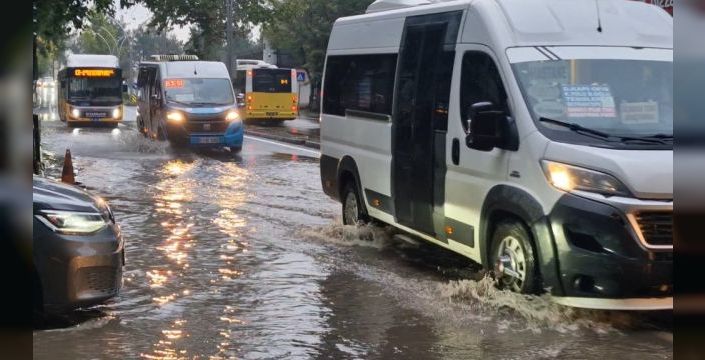 Yağmur suları Diyarbakır'da yolları ve iş yerlerini bastı