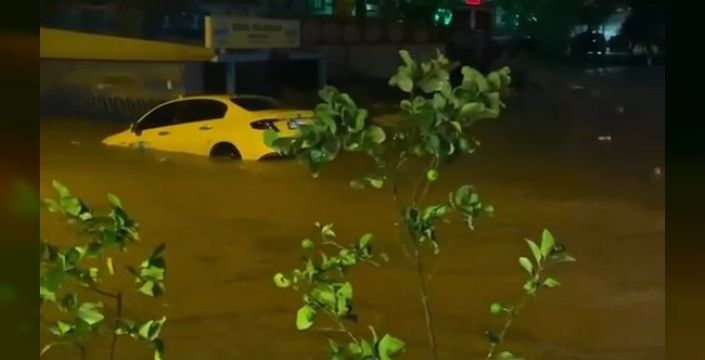 Yalova'da sağanak yağış nedeniyle sel suları etkili oldu