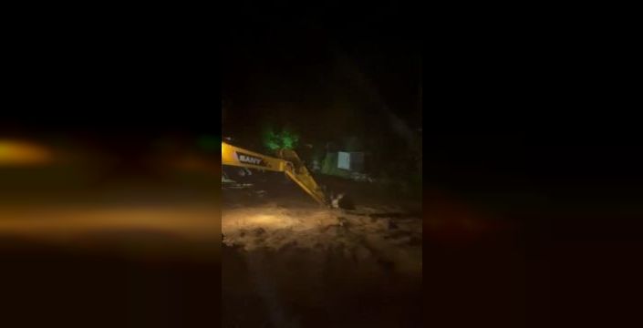 Yalova'da selde mahsur kalan bekçi kepçeyle kurtarıldı