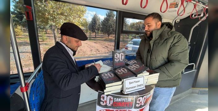 Yazar Ramazan Öner, trambüste imza günü düzenledi