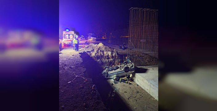 Yol çukuruna düşen otomobilde 1 kişi öldü, 5 yaralandı