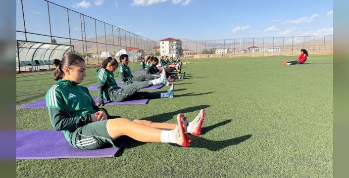Yüksekovalı futbolcu kardeşler milli formayı hedefliyor