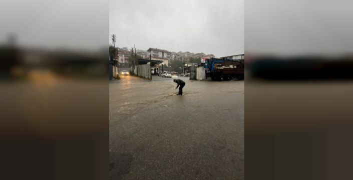 Zonguldak'ta etkili sağanak sonrası sokaklar suyla doldu