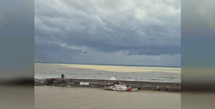 Zonguldak'ta sağanak sonrası deniz suyu kahverengiye döndü