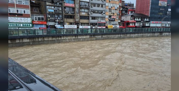 Zonguldak'ta sağanak yağış dereleri taşırdı, istinat duvarı çöktü