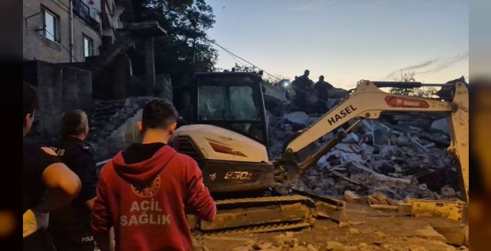 Zonguldak'ta yıkılan binadan bir kişi kurtarıldı